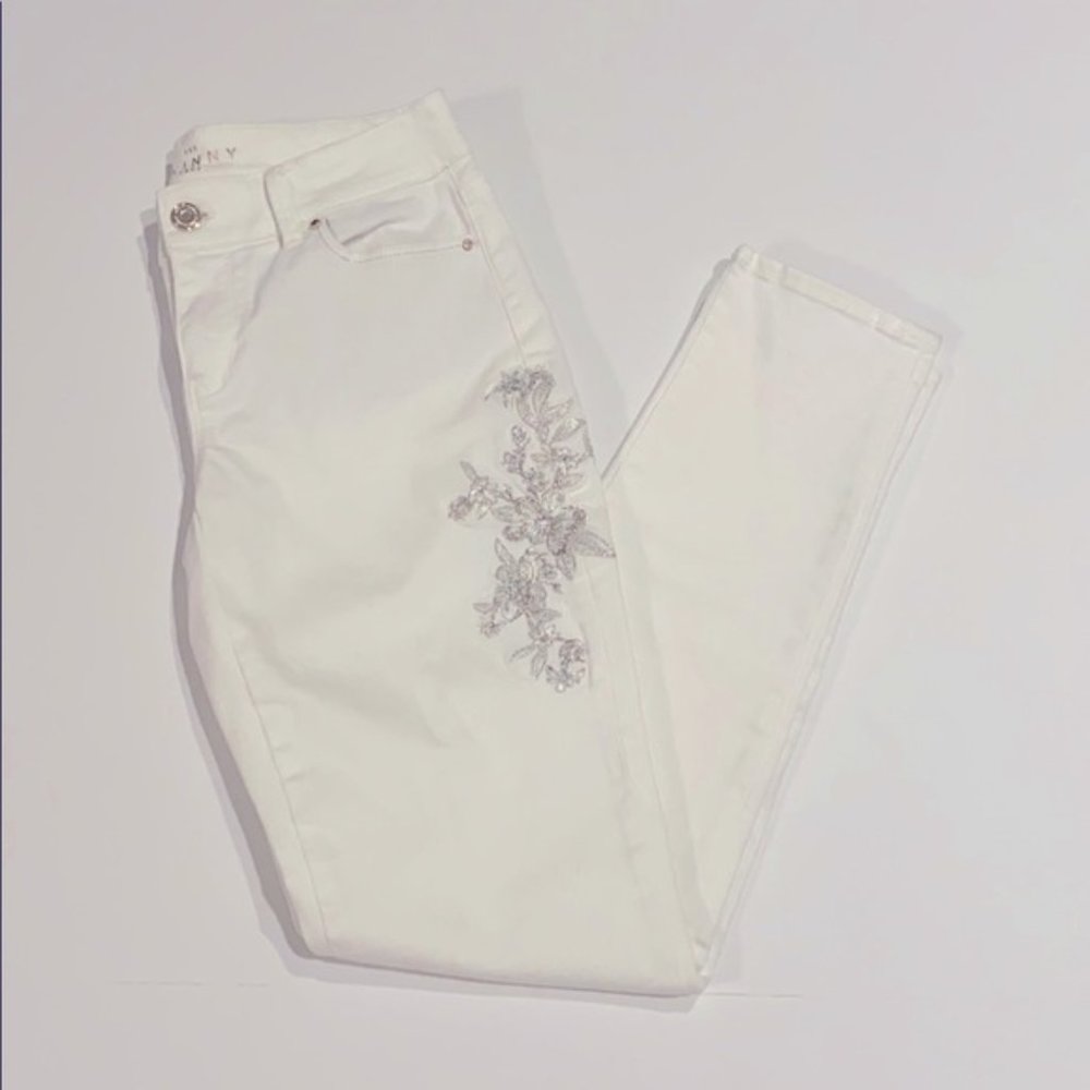 White House Black Market SZ 00L Crop White Jeans - Curvy Fit